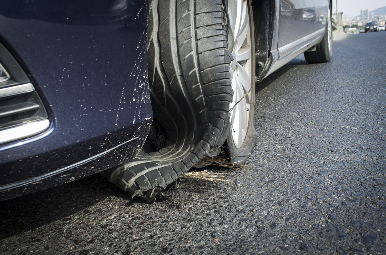 Réparer une crevaison de pneu : types, repérage et solutions