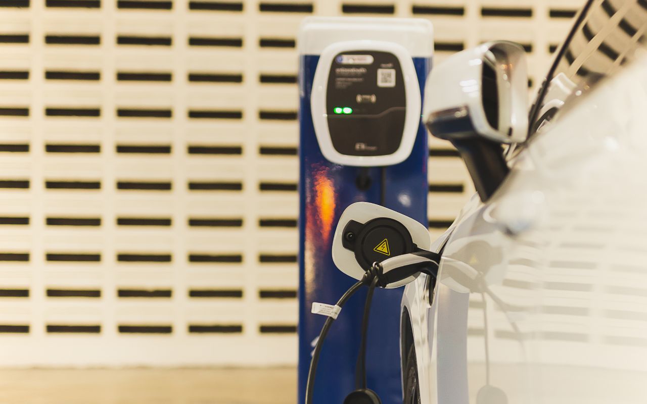 voiture hybride en charge