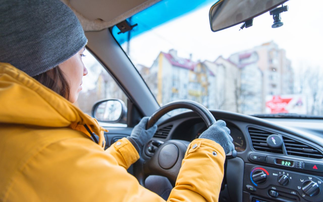 femme en voiture en hiver