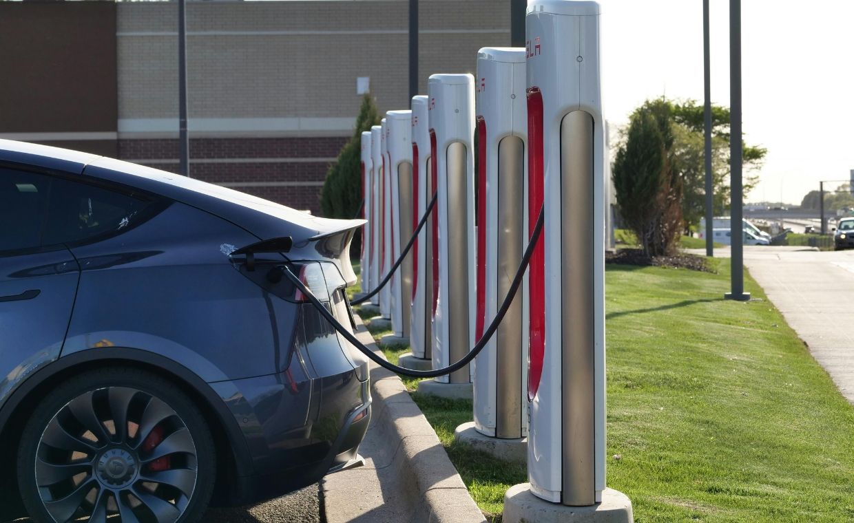 voiture electrique qui charge
